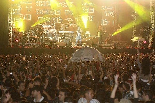 O sertanejo Gusttavo Lima em apresentação na Expoagro 2012